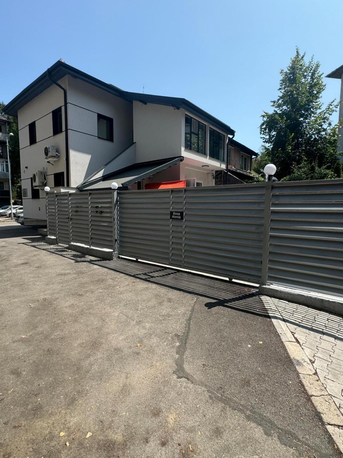 Luxurious House With Three Deluxe & Free Parking Apartment *